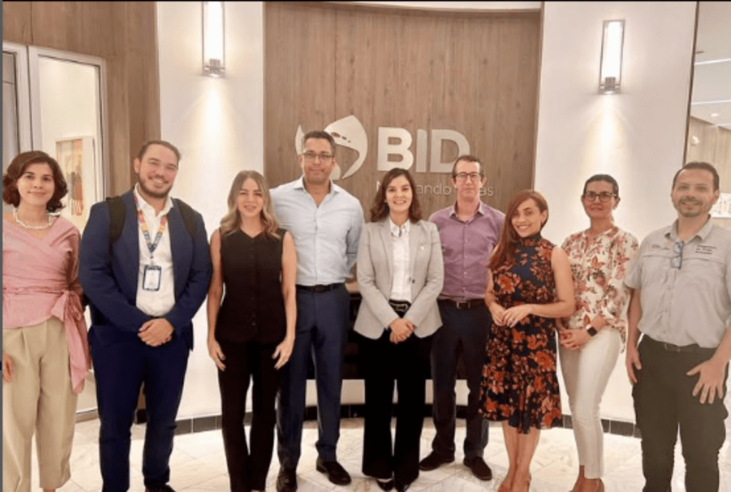 Los Fondos de Agua Yaque del Norte y Santo Domingo sostuvieron un encuentro con la Viceministra de Cambio Climático y Sostenibilidad, en el cual se discutieron estrategias clave para la gestión sostenible de los recursos hídricos y la adaptación al cambio climático. Durante la reunión, se presentó el proyecto de desarrollo de un mercado voluntario de créditos de biodiversidad, diseñado para incentivar la conservación y restauración de ecosistemas.