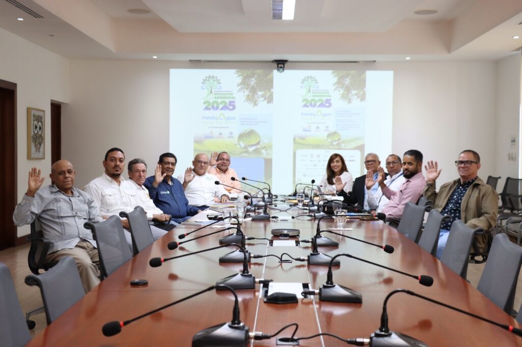 Durante esta sesión, se presentó el informe de gestión del período f iscal 2023 y se eligió la nueva Junta Directiva 2024-2026 y el Comité Asesor de Comunicaciones. Además, la asamblea aprobó la incorporación de EGEHID, Blue Compass Consulting y ARS Monumental como nuevos socios del Fondo Agua. También se contó con la participación de Smeldy Ramírez Rufino, del BID-LAB, quien expuso sobre el desarrollo de un mercado voluntario de créditos basados en la naturaleza, y Rebecca Latorraca, Directora de USAID en la República Dominicana, quien destacó el rol del empresariado en la gestión del agua en la cuenca del Yaque.