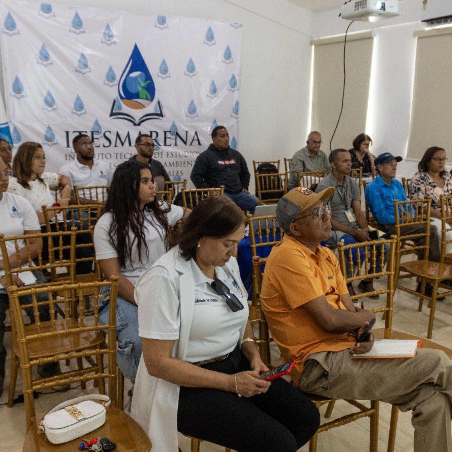 Capacitación comunitaria para el manejo sostenible de sistemas de tratamiento de aguas residuales basados en humedales construidos